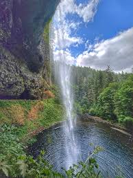 Waterfall and forest scenery at Silver Falls State Park in Oregon, classic Pacific Northwest elopement location